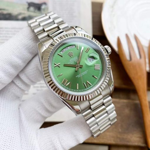 Replica horloge Rolex Day-Date 05 (40mm) 228239 Olijfgoene wijzerplaat / Automatic / witgoud