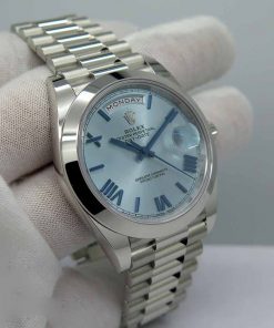 Replica horloge Rolex Day-Date 13 (40mm) Platinum Ice Blue Roman Dial 228206 (President band) Automatic