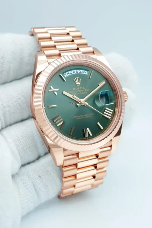 Replica horloge Rolex Day-Date 02/1 (40mm) 228235 Rose Gold / Olive Green - Roman Dial Automatic-Top kwaliteit!